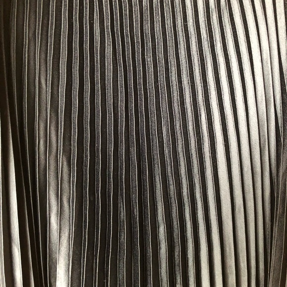 H&M Black Midi Length Pleated Skirt - Picture 2 of 6